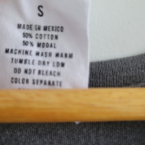 Letluv by Anthropologie Amore Gold Shimmer Graphic T-shirt - Picture 5 of 7